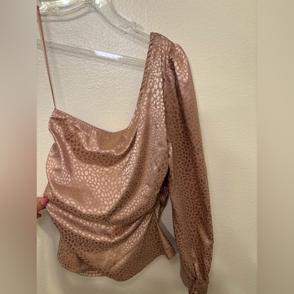 Elegant Leopard Print One-Shoulder Top - Picture 6 of 7